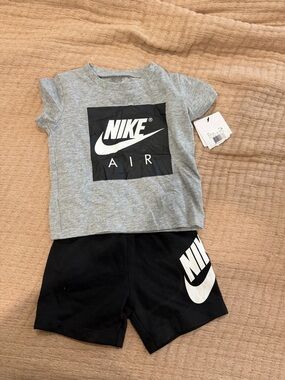 Nike Gray & Black Short Sleeve Logo Tee - 18M